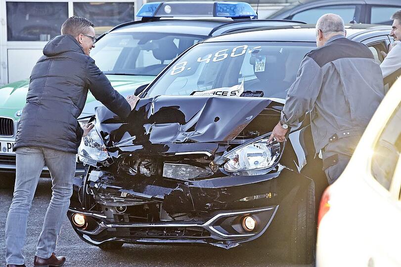 Der Mercedes räumte das "Auto der Woche" ab - und auch die daneben geparkten Gabrauchtwagen wurden ramponiert.