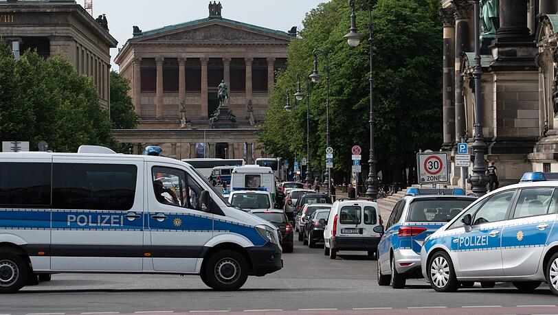 Zwischenfall im Berliner Dom: Ein Mann fuchtelt mit einem Messer herum und muss von der Polizei überwältigt werden. Zwischenfall im Berliner Dom: Ein Mann fuchtelt mit einem Messer herum und muss von der Polizei überwältigt werden.