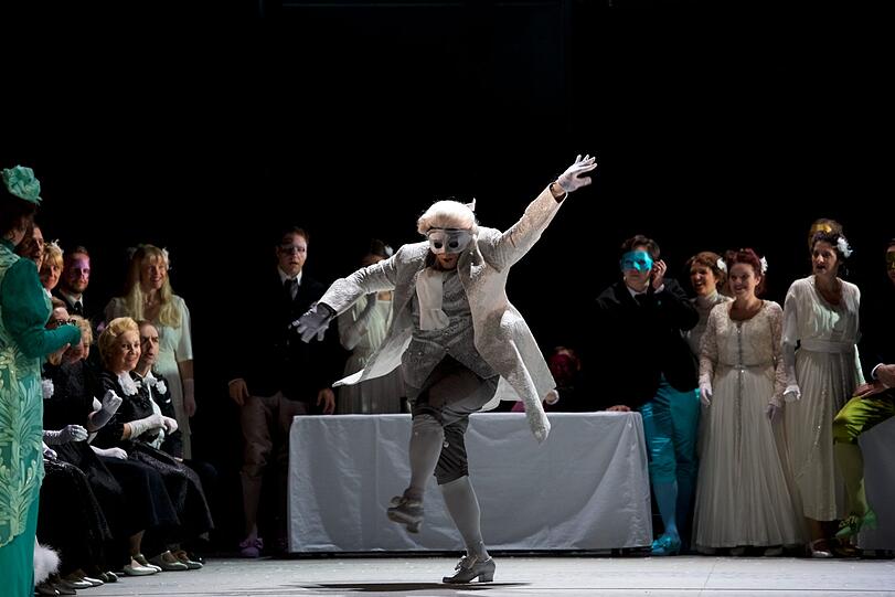 Hans Werner Henzes "Der junge Lord" im Gärtnerplatztheater.