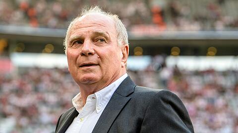 Uli Hoeneß, Vereinspräsident vom FC Bayern, steht vor Spielbeginn am Spielfeldrand.