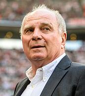 Uli Hoeneß, Vereinspräsident vom FC Bayern, steht vor Spielbeginn am Spielfeldrand. Uli Hoeneß, Vereinspräsident vom FC Bayern, steht vor Spielbeginn am Spielfeldrand.