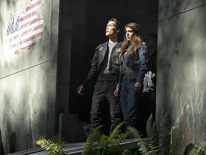 Seit vielen Jahren hat kein Mensch die Erde betreten. Bellamy (Bob Morley, l.) und seine Schwester Octavia (Marie Avgeropoulos, r.) gehören zu den ersten, die einen Schritt in diese unbekannte Welt wagen...