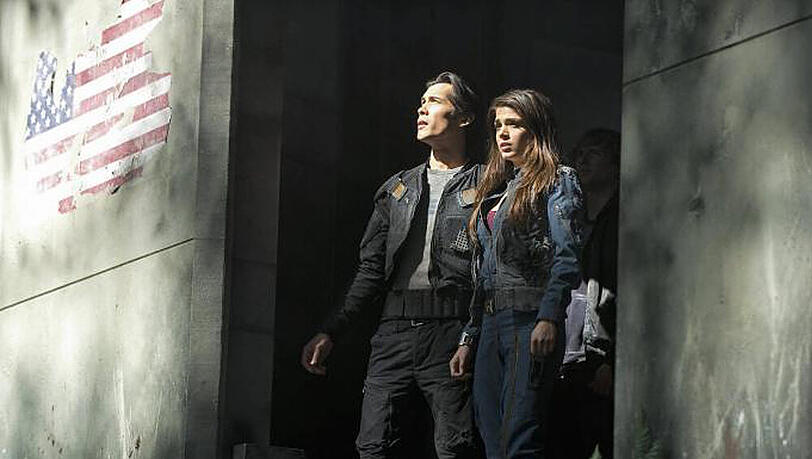 Seit vielen Jahren hat kein Mensch die Erde betreten. Bellamy (Bob Morley, l.) und seine Schwester Octavia (Marie Avgeropoulos, r.) gehören zu den ersten, die einen Schritt in diese unbekannte Welt wagen... Seit vielen Jahren hat kein Mensch die Erde betreten. Bellamy (Bob Morley, l.) und seine Schwester Octavia (Marie Avgeropoulos, r.) gehören zu den ersten, die einen Schritt in diese unbekannte Welt wagen...