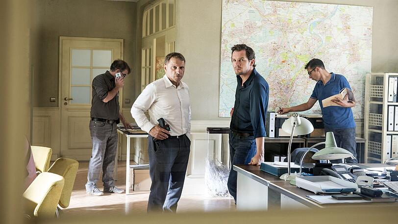 Thorsten Lannert (Richy Müller, Mitte li.) und Sebastian Bootz (Felix Klare, Mitte re.) behalten ihren Verdächtigen im Auge - eine Szene aus "Tatort: Der Mann, der lügt".