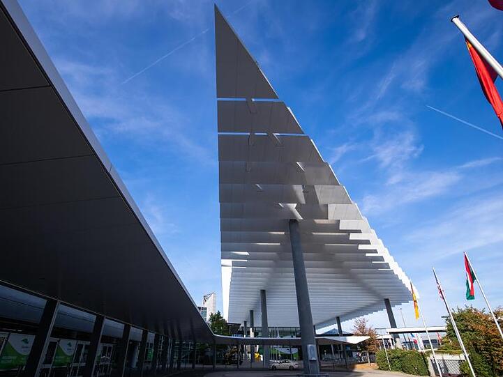 Der Eingangsbereich "West" der Messe Nürnberg. Foto: Daniel Karmann/dpa