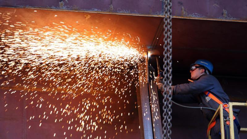 Ein Arbeiter schweißt Metall. Foto: Bernd Wüstneck/Archiv Ein Arbeiter schweißt Metall. Foto: Bernd Wüstneck/Archiv