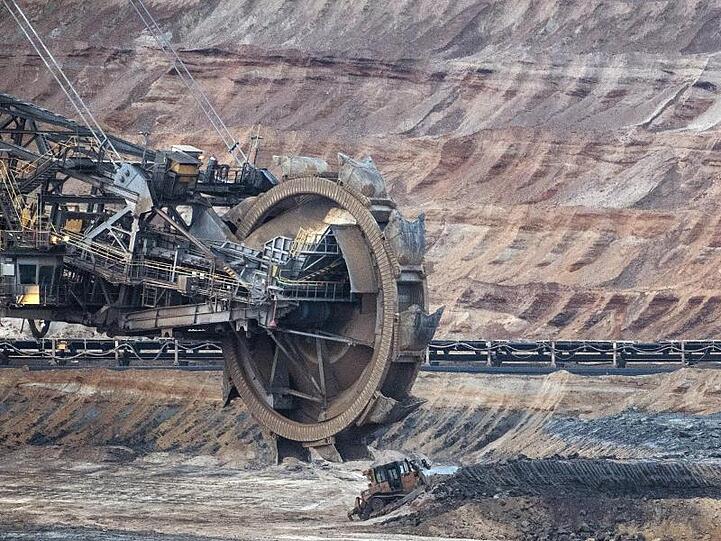Bergbaumaschinen stehen im Tagebau Garzweiler.
