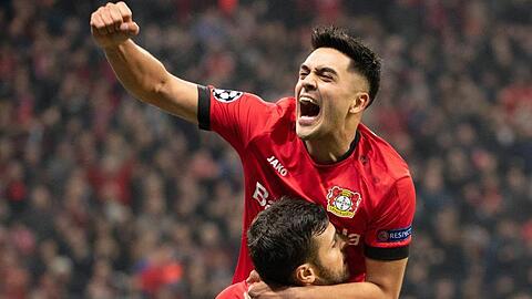 Leverkusens Kevin Volland (unten) freut sich mit Teamkollege Nadiem Amiri über sein Tor zum 2:0.