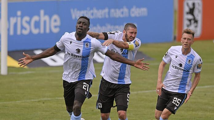 Bild der letzten Sasion: Löwen-Platzhirsch Sascha Mölders (m.) feiert mit Prince Owusu. Leiht ihn Sechzig zum dritten Mal aus?