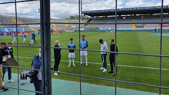 Günther Gorenzel verabschiedet vor dem Derby Dennis Erdmann, Leon Klassen, Ahanna Agbowo und Matthew Durrans.