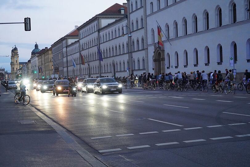Freitagabend: Radldemo in der Ludwigstraße.