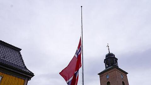 Eine Fahne weht in der norwegischen KLeinstadt auf Halbmast.