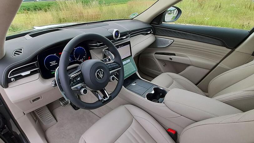 Moderne im Inneren: Es gibt reichlich Bildschirme, mit dem Knopf links unten im Lenkrad wird der Motor angelassen. Moderne im Inneren: Es gibt reichlich Bildschirme, mit dem Knopf links unten im Lenkrad wird der Motor angelassen.