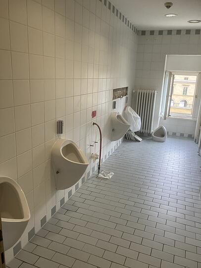 Ein Blick auf die Herrentoilette im Backstage-Bereich des Herkulessaals.