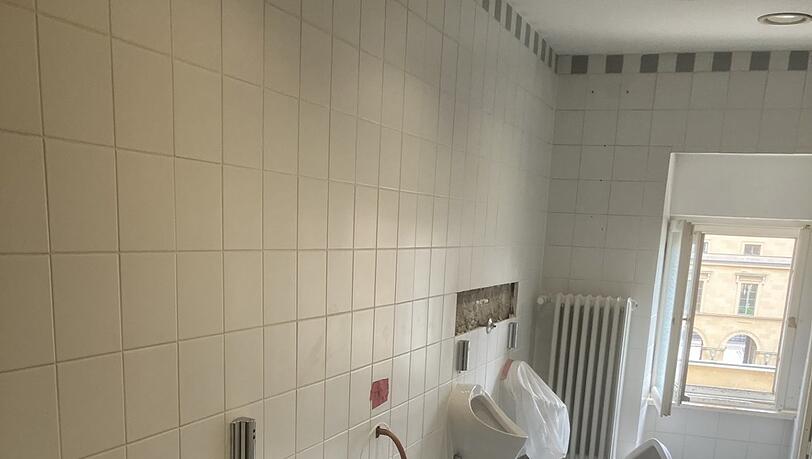 Ein Blick auf die Herrentoilette im Backstage-Bereich des Herkulessaals. Ein Blick auf die Herrentoilette im Backstage-Bereich des Herkulessaals.
