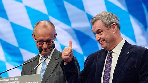 Friedrich Merz und Markus Söder stehen auf dem CSU-Parteitag eng zusammen. Friedrich Merz und Markus Söder stehen auf dem CSU-Parteitag eng zusammen.