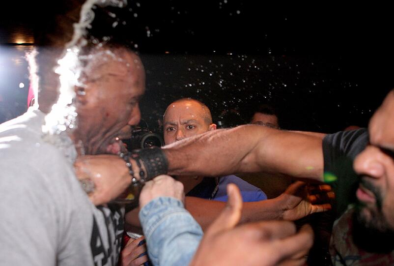 David Haye (r.) schlägt Dereck Chisora mit einer Glasflasche.