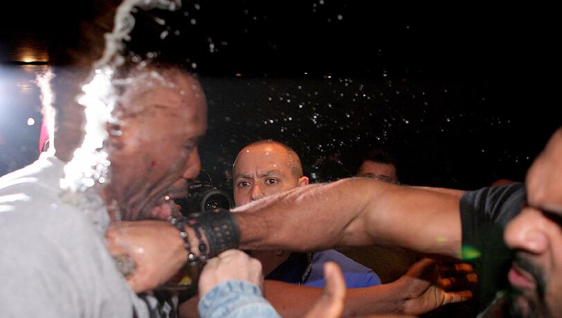 David Haye (r.) schlägt Dereck Chisora mit einer Glasflasche. David Haye (r.) schlägt Dereck Chisora mit einer Glasflasche.