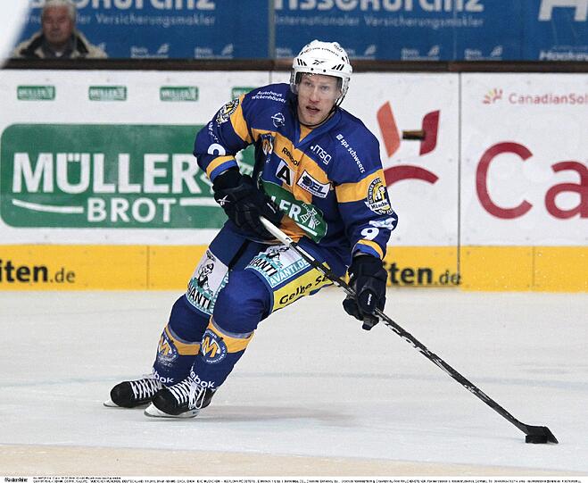 Der Kanadier Bryan Adams (35) hat seinen Vertrag beim EHC München um ein weiteres Jahr verlängert.