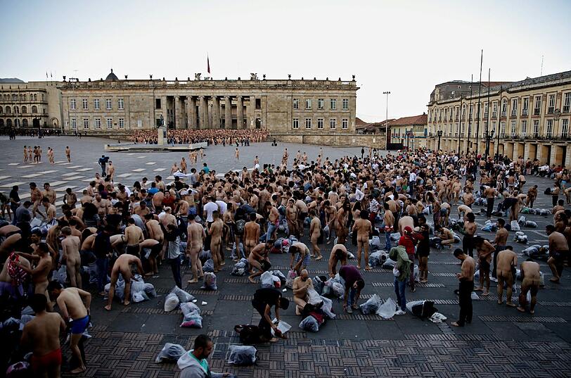 Tausende posierten am Sontag nackert auf der Plaza Bolivar in Bogota. Die Bilder!