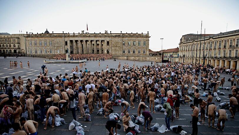 Tausende posierten am Sontag nackert auf der Plaza Bolivar in Bogota. Die Bilder! Tausende posierten am Sontag nackert auf der Plaza Bolivar in Bogota. Die Bilder!