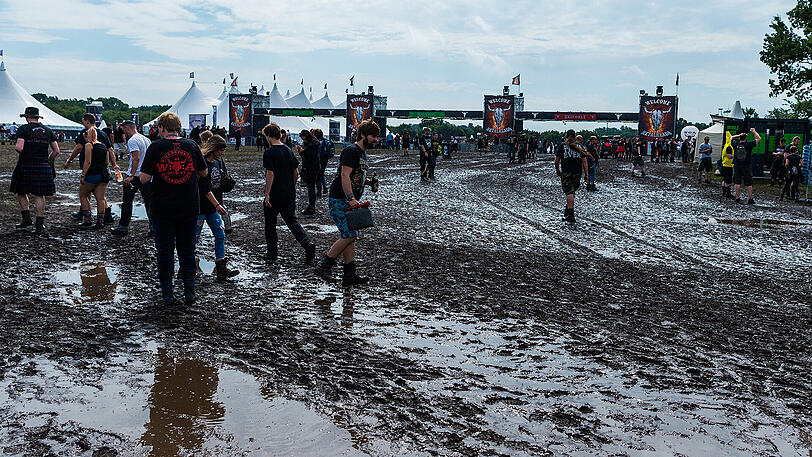 Das Wacken-Festival ist eröffnet. Die Bilder von Bier, Matsch und Fans.