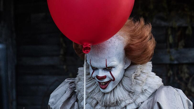 Als hätten die Jugendlichen mit dem Mobbing in der Schule nicht schon genug Horror. Aber jetzt taucht auch noch Pennywise (Bill Skarsgard) auf.