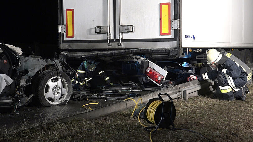 Das Ehepaar im Auto kam mit schwersten Verletzungen ins Krankenhaus. Der Lkw-Fahrer wurde zum Helden, weil er nach dem Unfall sofort das brennende Auto löschte. Die Bilder von der Unfallstelle.