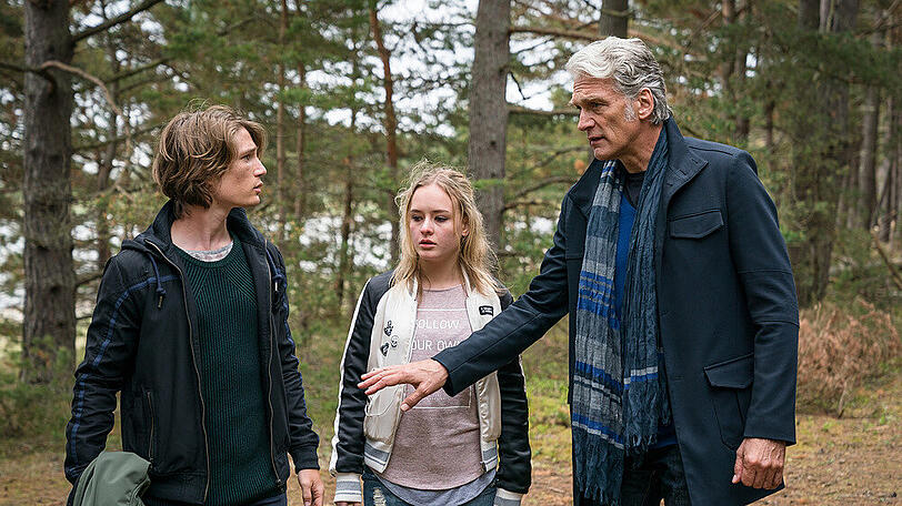 "Der Kommissar und das Meer - Tage der Angst": Werden Niklas Anders (Sven Gielnik, l.), Lucy Wallin (Felicia Truedsson, M.) und Robert Anders (Walter Sittler) die kleine Stella finden?