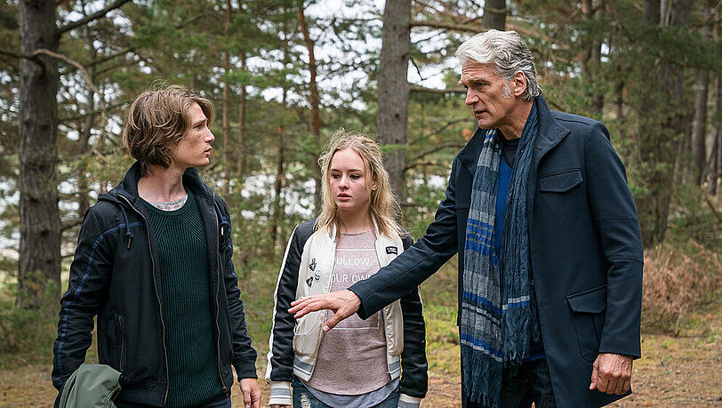 "Der Kommissar und das Meer - Tage der Angst": Werden Niklas Anders (Sven Gielnik, l.), Lucy Wallin (Felicia Truedsson, M.) und Robert Anders (Walter Sittler) die kleine Stella finden? "Der Kommissar und das Meer - Tage der Angst": Werden Niklas Anders (Sven Gielnik, l.), Lucy Wallin (Felicia Truedsson, M.) und Robert Anders (Walter Sittler) die kleine Stella finden?