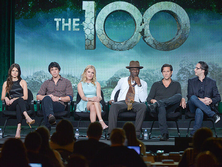 Die Stars von "The 100" bei einer Diskussionsrunde im Jahr 2014