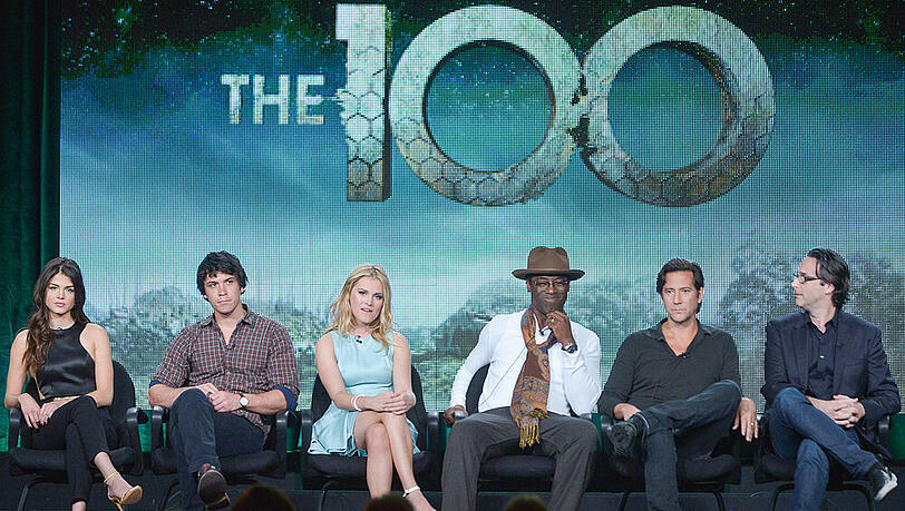 Die Stars von "The 100" bei einer Diskussionsrunde im Jahr 2014 Die Stars von "The 100" bei einer Diskussionsrunde im Jahr 2014