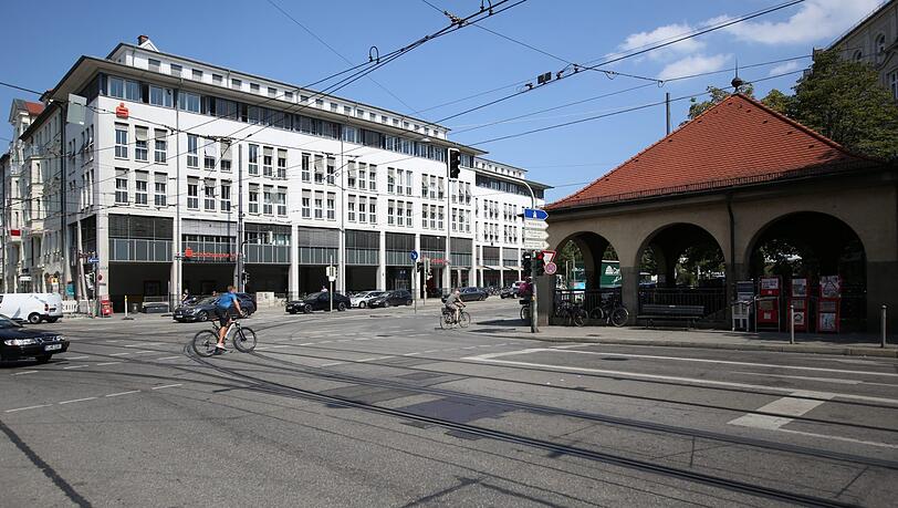 Am Montagmorgen an der Tramhaltestelle am Max-Weber-Platz wurde ein Mann plötzlich angegriffen. (Archivbild) Am Montagmorgen an der Tramhaltestelle am Max-Weber-Platz wurde ein Mann plötzlich angegriffen. (Archivbild)