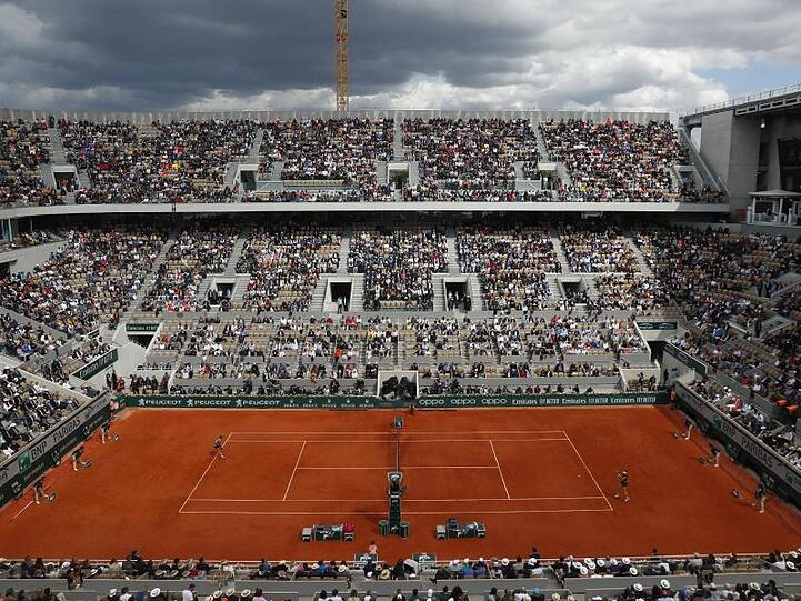 Dunkle Wolken ziehen während des Damen-Finales über den Center Court.
