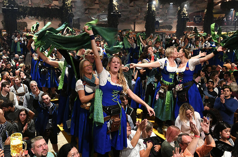 Auch für die Wiesnbedienungen ist der Kehraus ein besonders emotionaler Moment, nach zwei Wochen knochenharter Arbeit.