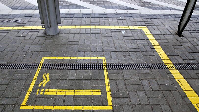 Ein Mann hat einer 18-Jährigen am Regensburger Hauptbahnhof eine brennende Zigarette an den Hals gedrückt. (Symbolbild)
