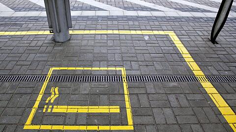 Ein Mann hat einer 18-Jährigen am Regensburger Hauptbahnhof eine brennende Zigarette an den Hals gedrückt. (Symbolbild)