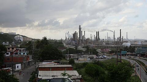 Auch die Verstaatlichung von &Ouml;lunternehmen hat die Produktion einbrechen lassen.