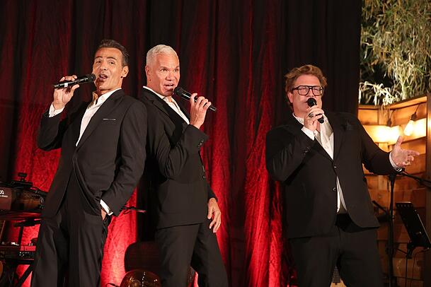 Geburtstagsständchen von den "Gentlemen Forever" (v. l.): Erol Sander, Dave Kaufmann und Francis Fulton-Smith. Geburtstagsständchen von den "Gentlemen Forever" (v. l.): Erol Sander, Dave Kaufmann und Francis Fulton-Smith.