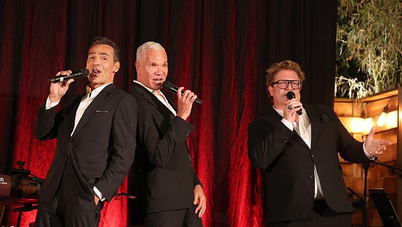 Geburtstagsst&auml;ndchen von den "Gentlemen Forever" (v. l.): Erol Sander, Dave Kaufmann und Francis Fulton-Smith.