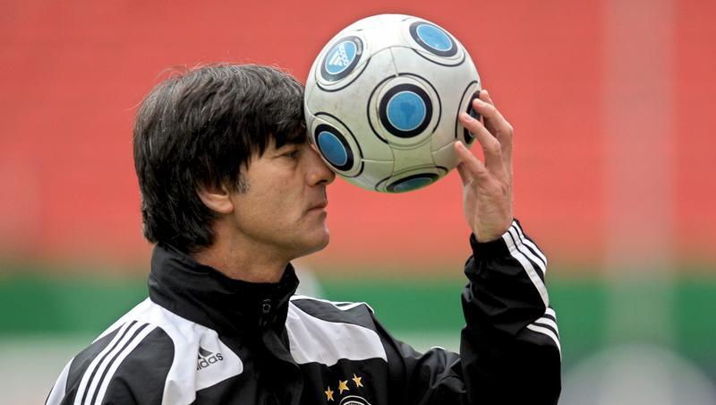 Bundestrainer Joachim Löw spricht sich gegen eine Winter-WM in Katar aus Bundestrainer Joachim Löw spricht sich gegen eine Winter-WM in Katar aus