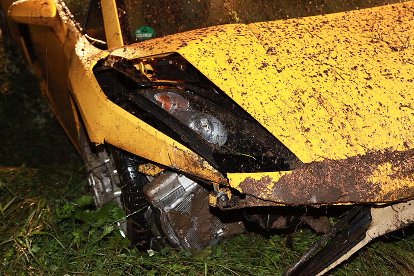 Auf regennasser Fahrbahn ist am Dienstagabend ein Münchner mit seinem Lamborghini von der Straße abgekommen und schwer verunglückt. Die Ursache war vermutlich überhöhte Geschwindigkeit. Der Fahrer musste schwer verletzt ins Krankenhaus eingeliefert werden. Die  Bilder von der Unfallstelle.