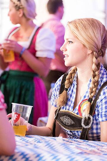 Dirndl und Lederhosen am kroatischen Strand: Bilder von der wilden Springbreak Wiesn-Party zum Durchklicken!