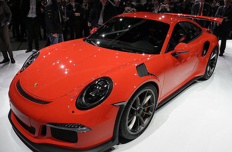 Porsche 911 GT3 RS: mit Schalensitzen und Überrollkäfig die extremste Ausbaustufe der Porsche-Ikone. Herzstück ist ein Sechszylinder-Saugmotor mit 368 kW/500 PS.