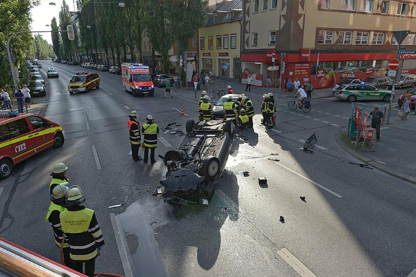 Bei einem Zusammenprall zwischen einem Audi und einem VW bei einer Kreuzung wurden drei Menschen verletzt.