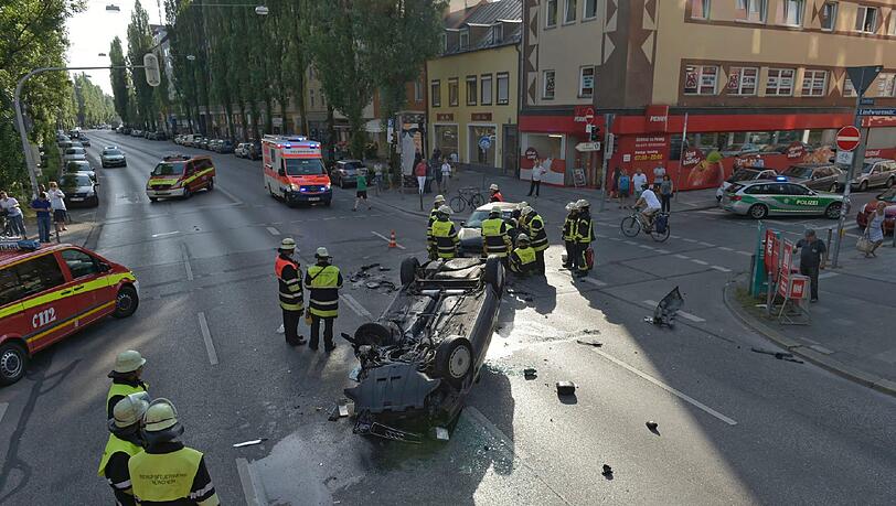 Bei einem Zusammenprall zwischen einem Audi und einem VW bei einer Kreuzung wurden drei Menschen verletzt. Bei einem Zusammenprall zwischen einem Audi und einem VW bei einer Kreuzung wurden drei Menschen verletzt.