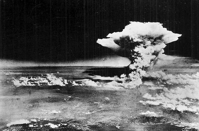 Atompilz über Hiroshima. Kurz nach Abwurf der Atombomben kapitulierte Japan. Noch heute sterben Menschen an den Spätfolgen der atomaren Strahlung.