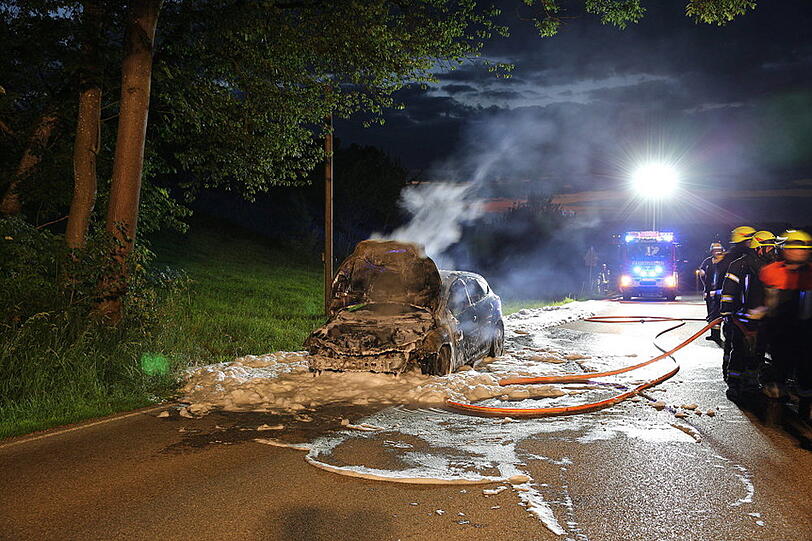 Der Fahrer konnte sich gerade noch in Sicherheit bringen, das Auto war jedoch nicht mehr zu retten.