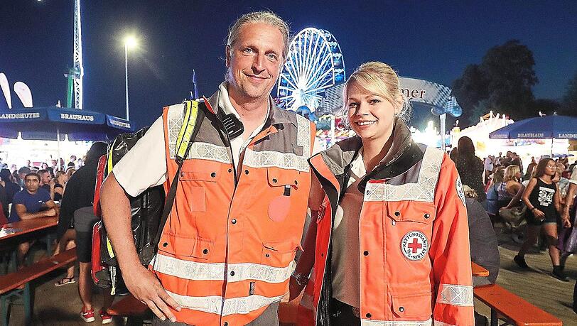 Die Landshuter Sanitäter Stefan Haas und Tamara Gorris verbringen ihr Wochenende lieber damit, auf der Dult anderen zu helfen, als selbst im Bierzelt zu sitzen. Die Landshuter Sanitäter Stefan Haas und Tamara Gorris verbringen ihr Wochenende lieber damit, auf der Dult anderen zu helfen, als selbst im Bierzelt zu sitzen.