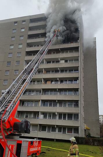 Die Feuerwehr konnte mittels Drehleitereinsatz ein Ausbreiten der Flammen auf andere Wohnungen verhindern.